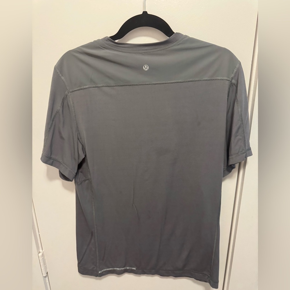 Lululemon Men's Small Metal Vent Tech Gray Athletic Shirt - Picture 4 of 7